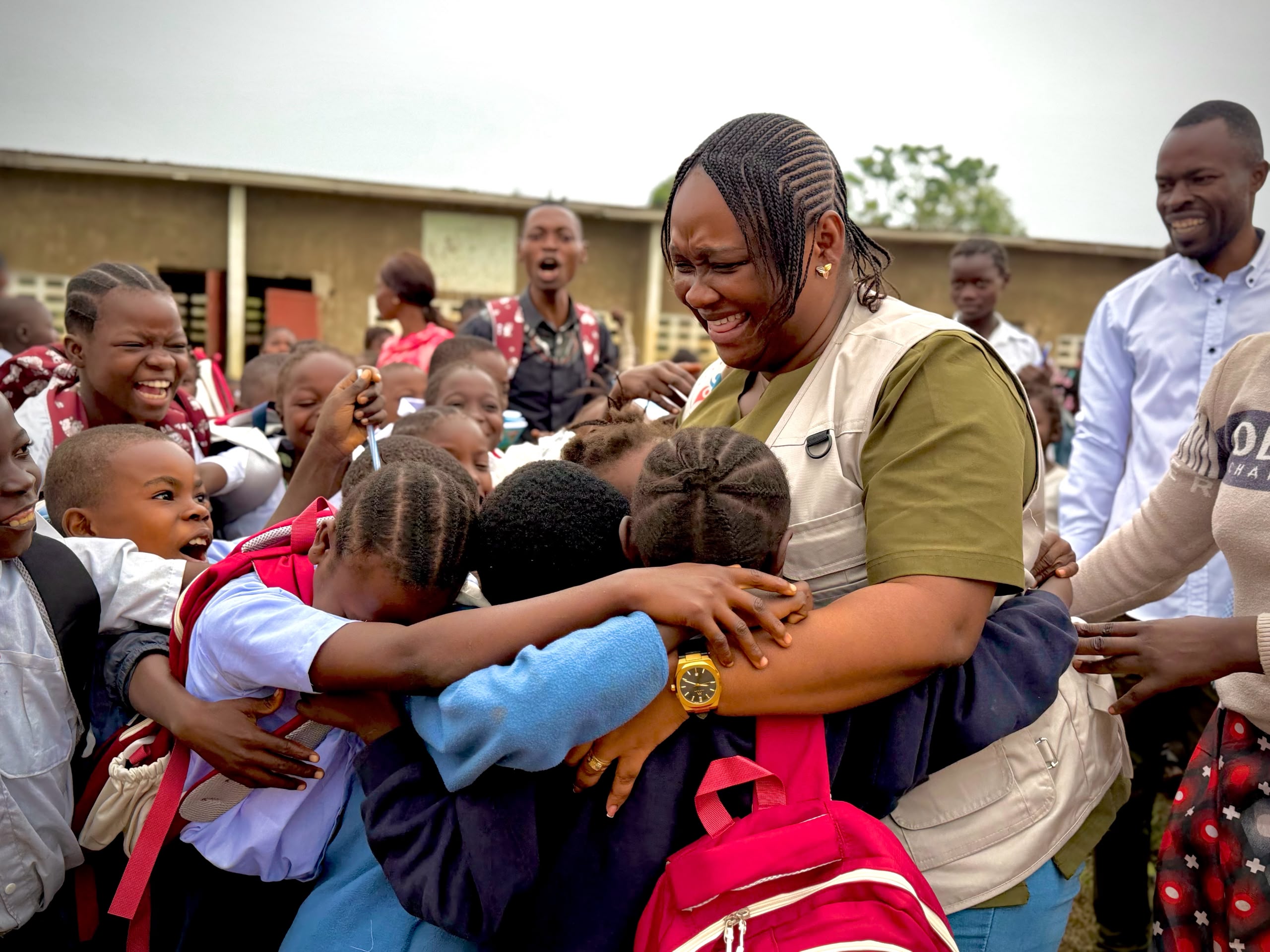 Action caritative de l'ONG ALTESSE au Plateau des Bateke, Distribution de kits scolaires